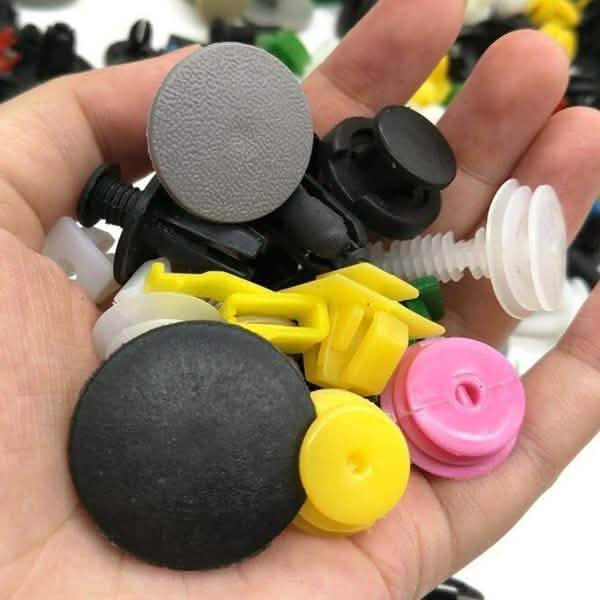 100-Piece: Universal Plastic Car Clips