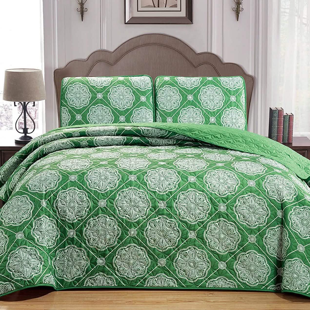 3-Piece Set: Medallion Reversible Oversized Bedspread Coverlet Quilt Bed Cover