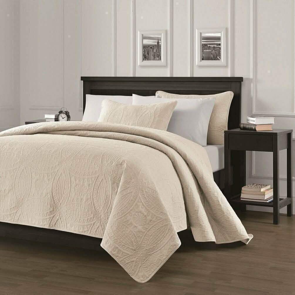 De Moocci 3 Piece Solid Pinsonic Quilt Coverlet Set - Full/Queen