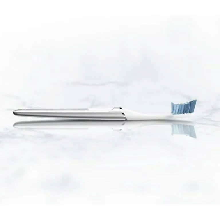Oral-B Clic Deluxe Starter Kit, Manual Toothbrush with 3 Brush Heads & Magnetic Brush Mount