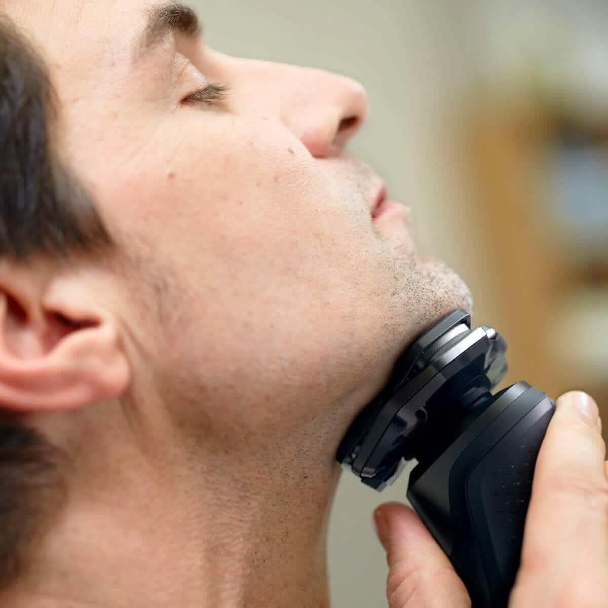 Philips Wet & Dry Shaver 5000 with SkinIQ Tech + Shave Heads, Charging & Cleaning Base (Refurbished)